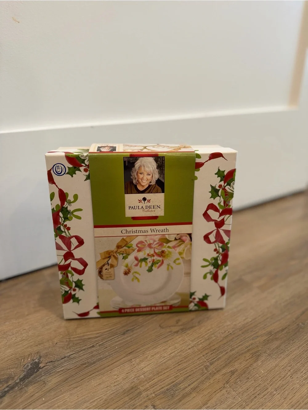Paula Deen Christmas Wreath 4 Piece Dessert Plate Set Holiday Holly Mistletoe
